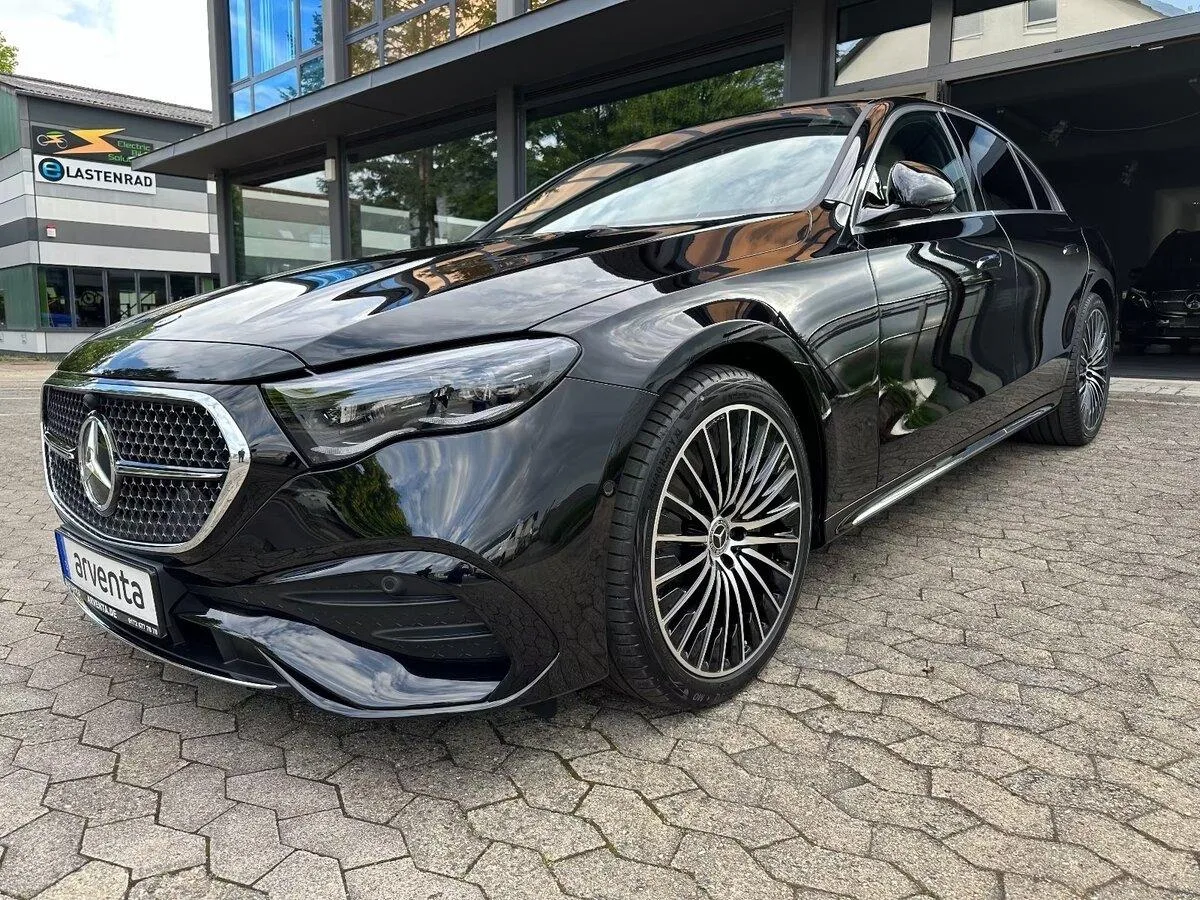 Business Class Sedan: black Mercedes-Benz E-Class